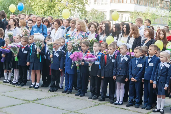 Ukraine.Kiev - 1 Eylül 2016. Birinci sınıf öğrencileri ve diğer studen