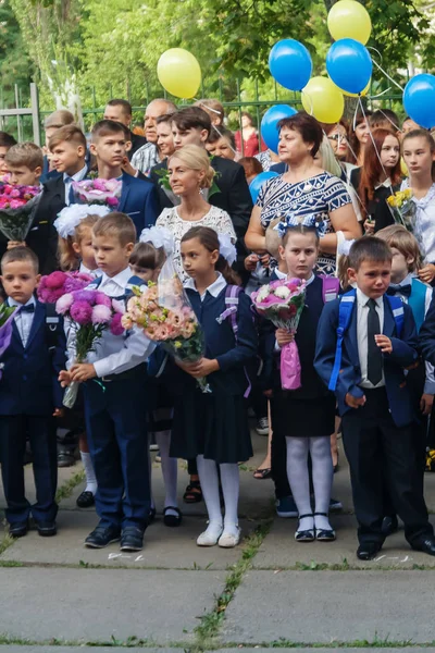 Ukraine.Kiev - 1 Eylül 2016. Birinci sınıf öğrencileri ve diğer studen