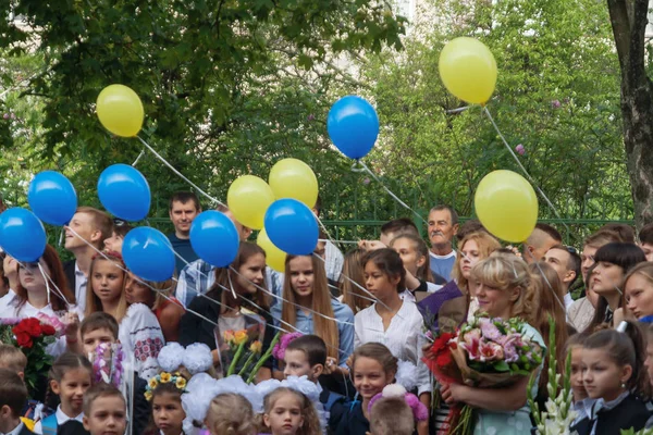 Ukraine.Kiev - 1 September 2016. Eerste-Klassers en andere studen — Stockfoto