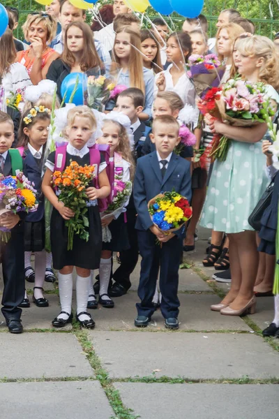 Ukraine.Kiev - 1 września 2016 r. Pierwszy równiarki i innych studen — Zdjęcie stockowe