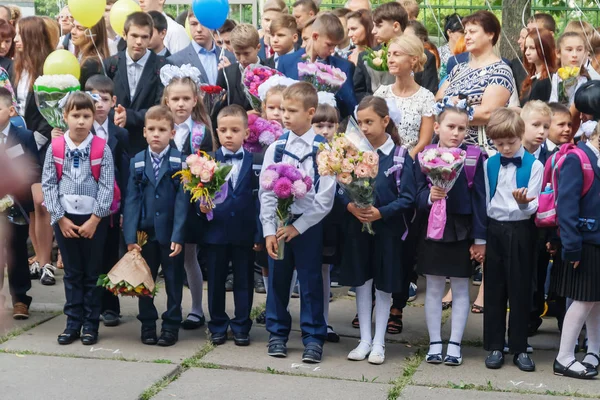 Ukraine.Kiev - 1 września 2016 r. Pierwszy równiarki i innych studen — Zdjęcie stockowe