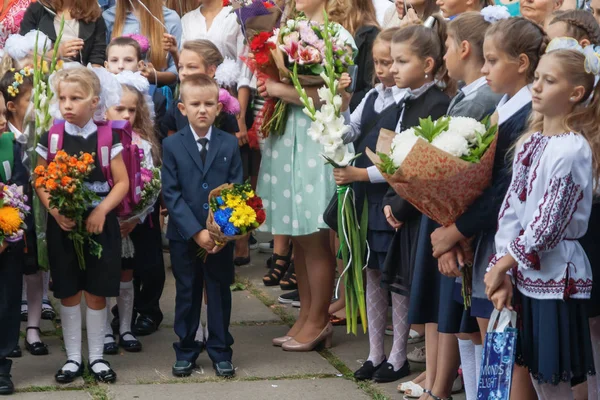 Ukraine.Kiev - 1 Eylül 2016. Birinci sınıf öğrencileri ve diğer studen