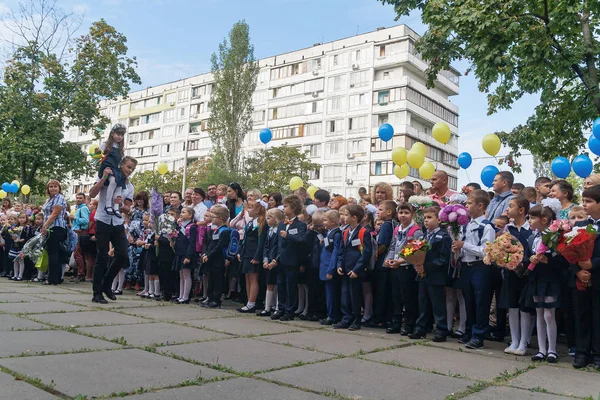 Ukraine.Kiev - 1 Eylül 2016. Birinci sınıf öğrencileri ve diğer studen