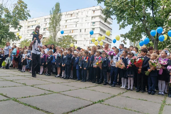 Ukraine.Kiev - 1 Eylül 2016. Birinci sınıf öğrencileri ve diğer studen