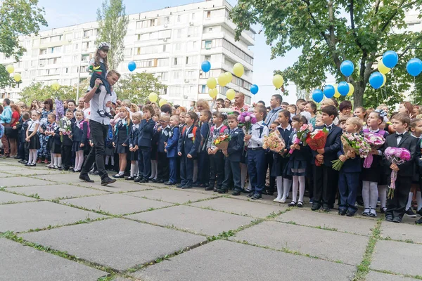 Ukraine.Kiev - 1 Eylül 2016. Birinci sınıf öğrencileri ve diğer studen