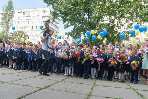 Ukraine.Kiev - 1 Eylül 2016. Birinci sınıf öğrencileri ve diğer studen