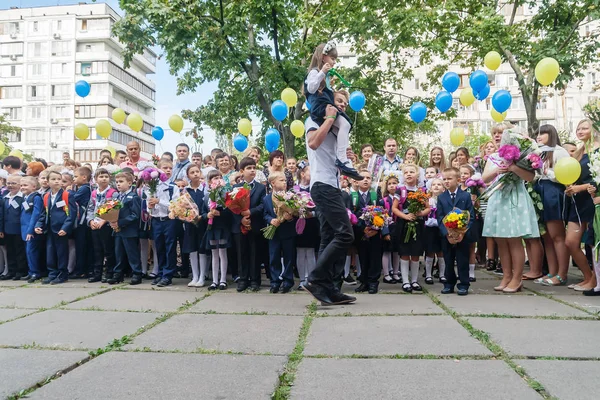 Ukraine.Kiev - 1 Eylül 2016. Birinci sınıf öğrencileri ve diğer studen