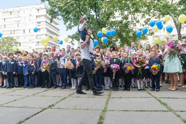 Ukraine.Kiev - 1 вересня 2016. Першокласників та інші studen — стокове фото