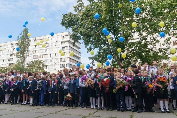 Ukraine.Kiev - 1 Eylül 2016. Birinci sınıf öğrencileri ve diğer studen