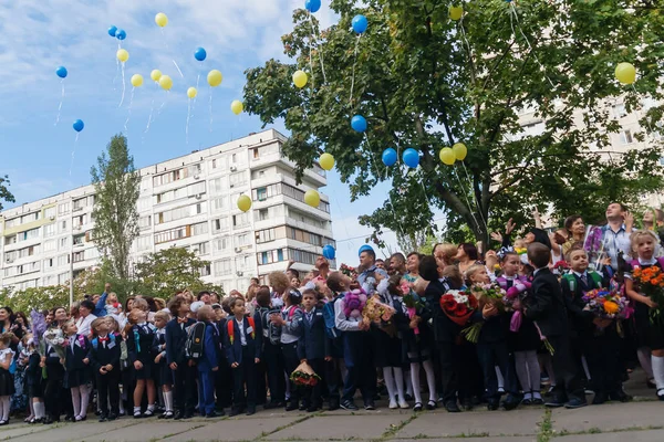 Ucrania.Kiev - 1 de septiembre de 2016. Estudiantes de primer grado y otros estudiantes — Foto de Stock