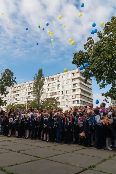 Ucrania.Kiev - 1 de septiembre de 2016. Estudiantes de primer grado y otros estudiantes — Foto de Stock