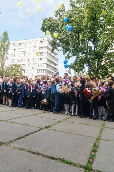 Ucrania.Kiev - 1 de septiembre de 2016. Estudiantes de primer grado y otros estudiantes — Foto de Stock