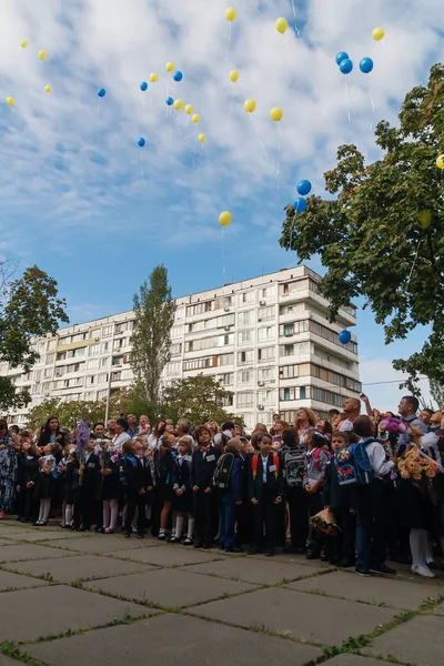 Ukraine.Kiev - 1 Eylül 2016. Birinci sınıf öğrencileri ve diğer studen