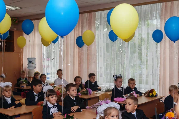 Ucrania.Kiev - 1 de septiembre de 2016. Los estudiantes de primer grado se sientan en su cla —  Fotos de Stock