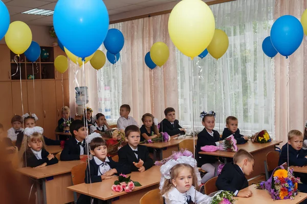 Ucrania.Kiev - 1 de septiembre de 2016. Los estudiantes de primer grado se sientan en su cla —  Fotos de Stock