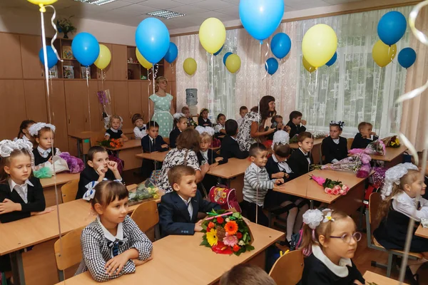 Ucrania.Kiev - 1 de septiembre de 2016. Los estudiantes de primer grado se sientan en su cla —  Fotos de Stock