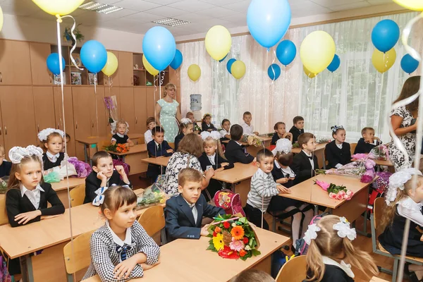 Украина. Киев - 1 сентября 2016 г. Первоклассники сидят в своем клане — стоковое фото