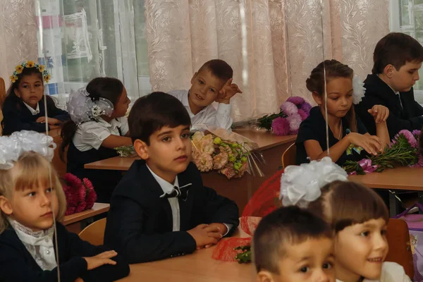 Ucraniana.Kiev - 1 de setembro de 2016. Os alunos da primeira classe sentam-se no seu cla — Fotografia de Stock