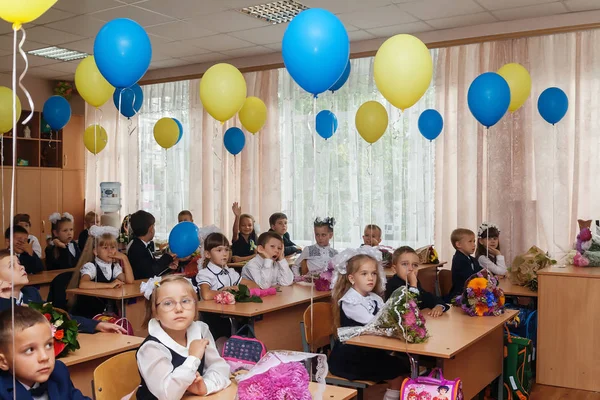 Ucrania.Kiev - 1 de septiembre de 2016. Los estudiantes de primer grado se sientan en su cla —  Fotos de Stock