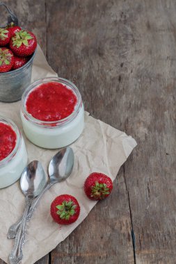 Yoğurt cam ve taze strawberr ile bir kova reçel soslu