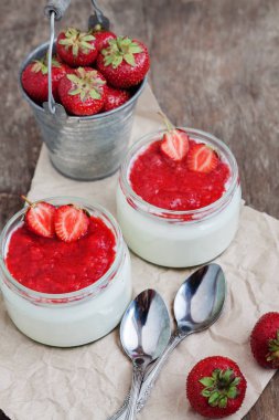 Yoğurt cam ve taze strawberr ile bir kova reçel soslu