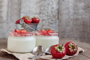 Yoğurt cam ve taze strawberrie bir kova reçel soslu