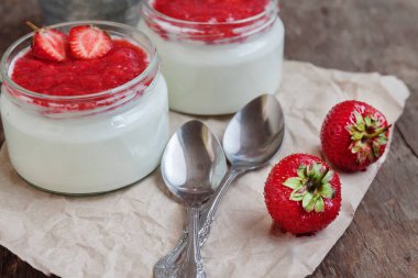 Yoğurt cam ve taze strawberrie bir kova reçel soslu