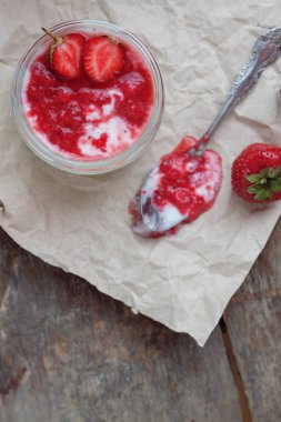 Yoğurt cam ve taze strawberr ile bir kova reçel soslu