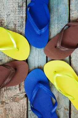 çok renkli kauçuk flip flop bir b birkaç çift yığını