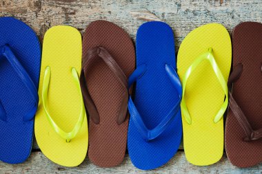 Çok renkli kauçuk parmak arası terlik birkaç çift sergilenen bir 