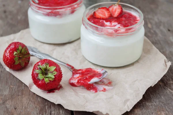 Йогурт з вареним соусом у склянці та відро зі свіжої полуниці — стокове фото