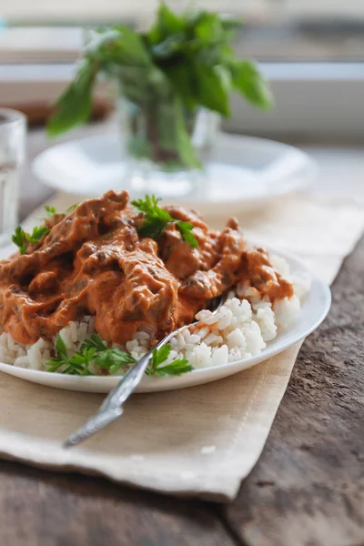 Piring nasi dengan daging sapi stroganoff di piring putih — Stok Foto