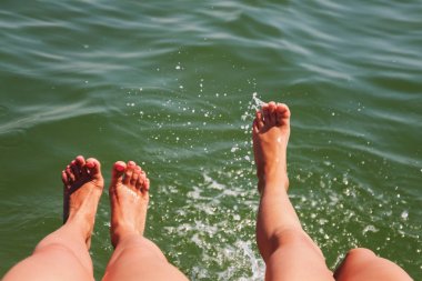 İki çift ayak splash su