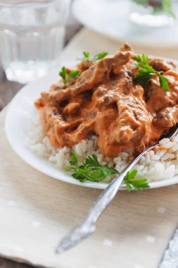 Sığır straganof beyaz tabakta yemek pilav