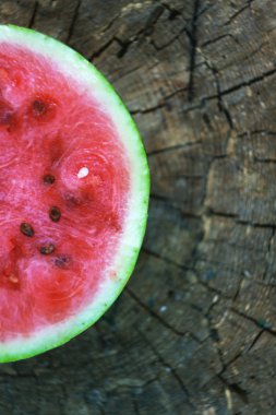 Yarım bir karpuz bir ahşap arka plan, üstten görünüm, yakın çekim