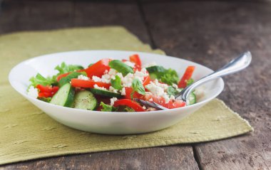 Ahşap arka plan, beyaz bir tabağa Shopska salata yakın çekim