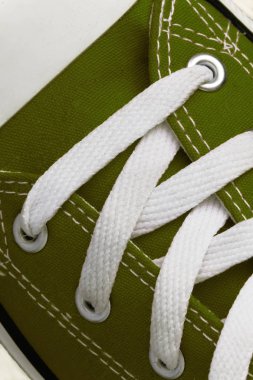 Bağlama üzerinde bir retro spor ayakkabı, yakın çekim, mavi ahşap arka plan üzerinde