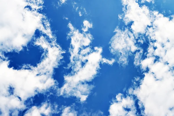 Nubes blancas y esponjosas en un cielo azul claro — Foto de Stock