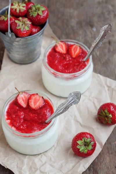 Йогурт з вареним соусом у склянці та відром зі свіжою полуницею — стокове фото