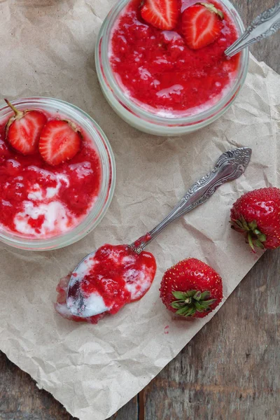Yoğurt cam ve taze strawberr ile bir kova reçel soslu