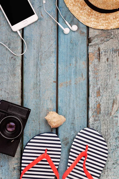 Bodegón de diferentes elementos para relajarse en la playa, caucho — Foto de Stock