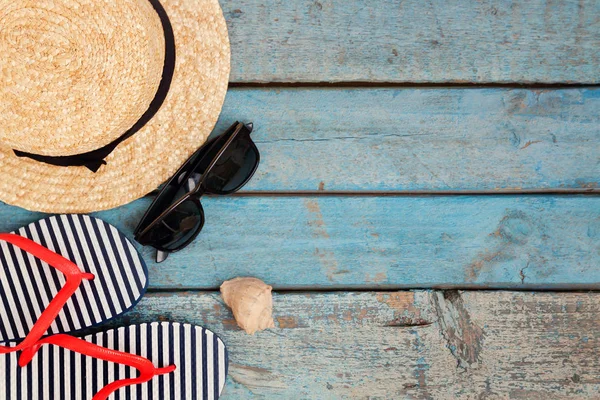 Bodegón de diferentes elementos para relajarse en la playa, caucho — Foto de Stock