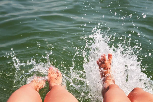 İki çift ayak splash su