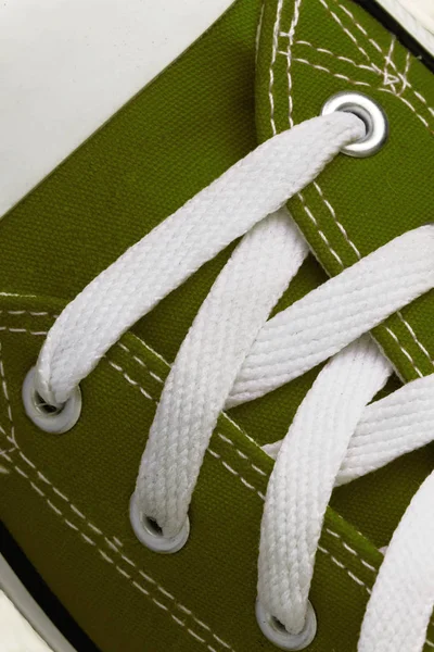 Bağlama üzerinde bir retro spor ayakkabı, yakın çekim, mavi ahşap arka plan üzerinde