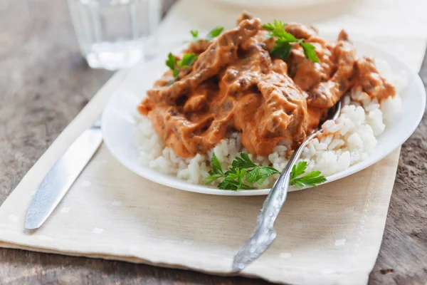 Sığır straganof beyaz tabakta yemek pilav