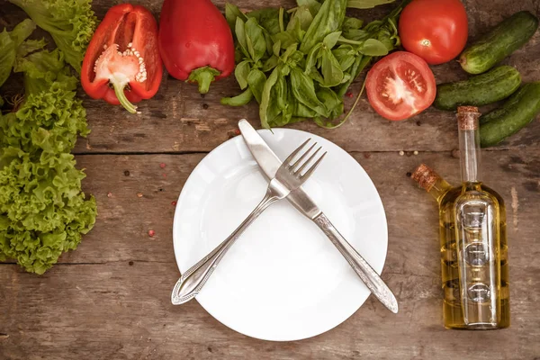 Salata, domates, salatalık, biber, zeytin yağı, ham maddeler