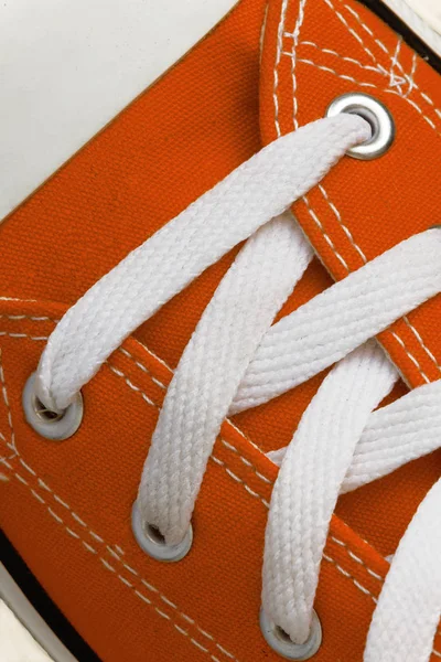 Bağlama üzerinde bir retro spor ayakkabı, yakın çekim, mavi ahşap arka plan üzerinde