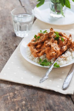 Sığır straganof beyaz tabakta yemek pilav