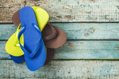 çok renkli kauçuk flip flop bir b birkaç çift yığını