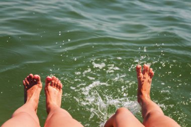 İki çift ayak splash su